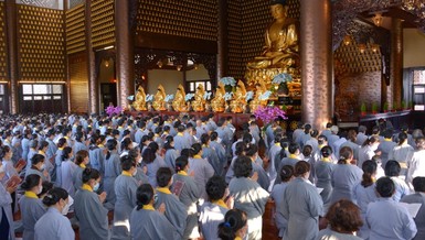 Phật tử trang nghiêm tham dự khóa lễ tại chánh điện chùa Huê Nghiêm chiều rằm tháng Giêng năm Nhâm Dần (2022) - Ảnh: Bảo Toàn/BGN