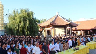 Đông đảo bà con người Việt sinh sống và làm việc ở Ukraine đến sinh hoạt tại chùa Trúc Lâm Kharkov 