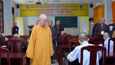 Hòa thượng Viện trưởng thị sát các phòng thi ngày 24-7 - Ảnh: Bảo Toàn