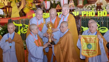 Ban Tổ chức trao biểu tượng đăng cai Đại lễ tưởng niệm đến đơn vị Phân ban Ni giới tỉnh Bình Phước