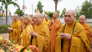 Hòa thượng Thích Bảo Nghiêm và chư tôn đức dâng hương trước bảo tháp Đức Đệ tam Pháp chủ GHPGVN - Ảnh: Bảo Trinh