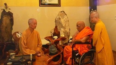 Hòa thượng Ashav Gosh thăm viếng Trưởng lão Hòa thượng Thích Trí Quảng tại chùa Huê Nghiêm - Ảnh: Minh Đức