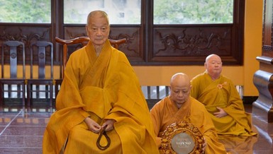 Đức Pháp chủ GHPGVN thính giới cùng đại chúng tại chánh điện Việt Nam Quốc Tự - Ảnh: BGN