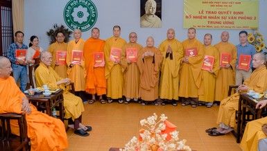 Hòa thượng Chủ tịch Hội đồng Trị sự và các nhân sự mới của Văn phòng II Trung ương GHPGVN vừa được bổ nhiệm - Ảnh: chutichghpgvn.vn