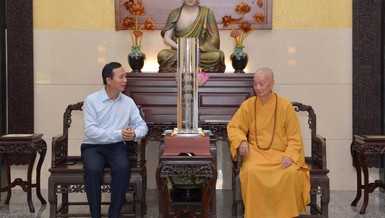 Ông Vũ Hoài Bắc, Trưởng ban Tôn giáo Chính phủ thăm và chúc Tết đến Đức Đệ tứ Pháp chủ GHPGVN - Ảnh: Bảo Toàn/BGN