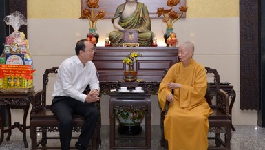 Đức Pháp chủ GHPGVN tiếp thân mật ông Phó Bí thư Thành ủy TP.HCM Nguyễn Hồ Hải - Ảnh: Bảo Toàn/BGN