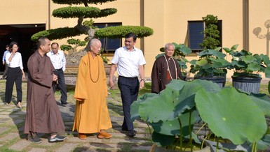 Thiếu tướng Lê Hồng Nam và phái đoàn tại chùa Huê Nghiêm, đến chúc Tết Đức Pháp chủ GHPGVN - Ảnh: Bảo Toàn/BGN