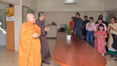 Hòa thượng Cố vấn và Thượng tọa Tổng Biên tập thăm các phòng, ban thuộc báo Giác Ngộ trong ngày họp mặt đầu xuân Quý Mão - 2023