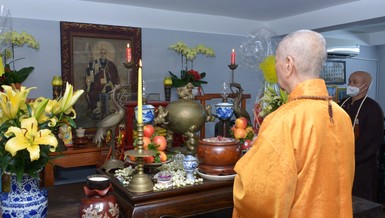 Đức Pháp chủ mặc niệm trước bức chân dung nguyên bản cùng những pháp khí, kỷ vật của Đại lão Hòa thượng Thích Đạt Thanh dùng thường nhật lúc ngài tại thế, được giữ gìn tại tổ đình Long Quang (H.Hóc Môn, TP.HCM) - Ảnh: Bảo Toàn/BGN