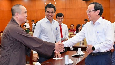 Thượng tọa Thích Tâm Hải, Tổng Biên tập Báo Giác Ngộ với Bí thư Thành ủy TP.HCM Nguyễn Văn Nên tại buổi họp mặt sáng 7-2-2023 - Ảnh: Đỗ Việt Dũng