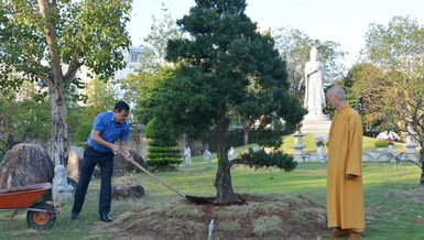 Thiếu tướng Lê Hồng Nam trồng cây lưu niệm tại chùa Huê Nghiêm - TP.Thủ Đức 