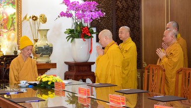 Hòa thượng Thích Bảo Nghiêm và chư tôn đức đại diện Ban Thường trực Ban Trị sự GHPGVN TP.Hà Nội tác bạch Phật sự lên Đức Đệ tứ Pháp chủ GHPGVN - Ảnh: Quảng Đạo