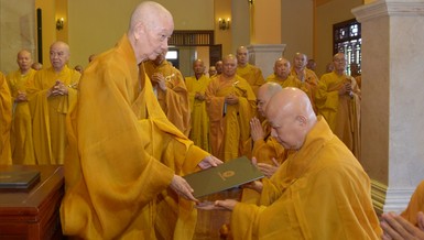 Đức Pháp chủ GHPGVN trao quyết định bổ nhiệm Hòa thượng Thích Lệ Trang làm Phụ tá Đức Pháp chủ - Ảnh: Bảo Toàn/BGN