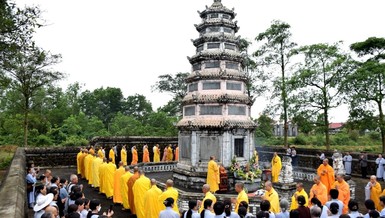 Nhiễu tháp Tổ trong khuôn viên tổ đình Sắc tứ Tịnh Quang