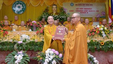 Hòa thượng Thích Bảo Nghiêm trao bằng tốt nghiệp đào tạo Cao - Trung cấp giảng sư khóa X (2019-2022)
