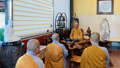 Ni trưởng Thích nữ Nhật Khương trình bạch lên Đức Pháp chủ GHPGVN về Đại lễ Tưởng niệm Đức Thánh Tổ Ni Đại Ái Đạo năm 2023 do Phân ban Ni giới tỉnh Bình Phước.