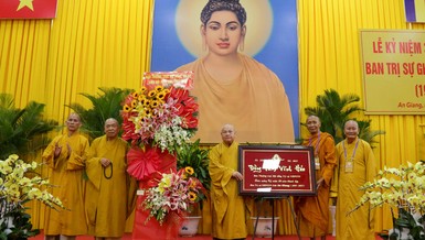 TƯGH tặng hoa và khánh vàng chúc mừng Phật giáo tỉnh An Giang 