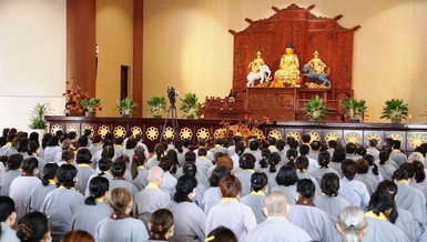 Đông đảo Phật tử đã đến chùa Huê Nghiêm nghe giảng, tham dự khóa tu thường kỳ trong ngày 30-4-2023 - Ảnh: Tâm Nghiêm/BGN