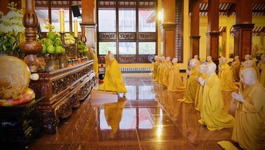 Đức Pháp chủ GHPGVN cùng đại chúng trong lễ bố-tát tại chánh điện Việt Nam Quốc Tự sáng 14-3-Quý Mão - Ảnh: Bảo Toàn/BGN