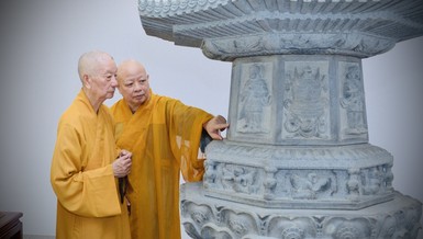Đức Pháp chủ GHPGVN thăm bảo tháp lưu giữ linh cốt Đại lão Hòa thượng Thích Từ Nhơn nhân tưởng niệm 10 năm ngày ngài viên tịch - Ảnh: Bảo Toàn/BGN