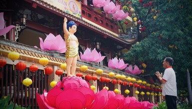 Không gian Đức Phật đản sinh bên bờ kênh Nhiêu Lộc