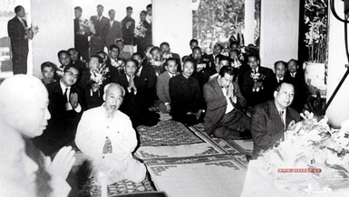 Chủ tịch Hồ Chí Minh cùng với Vua Lào lễ Phật tại chánh điện chùa Quán Sứ, Hà Nội (1966) - Ảnh tư liệu GN