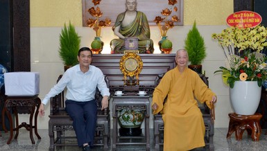 Giám đốc Công an TP.HCM Lê Hồng Nam với Trưởng lão Hòa thượng Thích Trí Quảng - Ảnh: Bảo Toàn/BGN