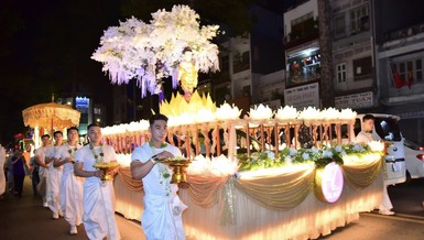 Xe hoa Báo Giác Ngộ tham dự lễ rước Phật tối mùng 8-4