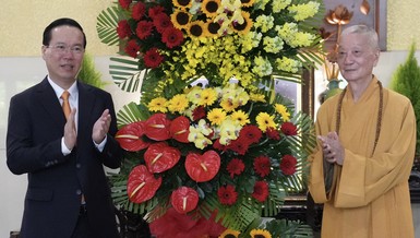 Chủ tịch nước Võ Văn Thưởng và Đức Pháp chủ GHPGVN - Trưởng lão Hòa thượng Thích Trí Quảng - Ảnh: Hữu Khoa