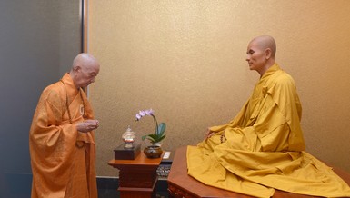 Trưởng lão Hòa thượng Thích Trí Quảng dâng trầm cúng dường trước xá-lợi xương và tượng thân tượng Bồ-tát Thích Quảng Đức - Ảnh: Bảo Toàn/BGN