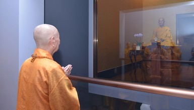 [Video] Trưởng lão Hòa thượng Thích Trí Quảng đảnh lễ xá-lợi Bồ-tát Thích Quảng Đức