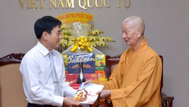 Đức Pháp chủ GHPGVN tặng số đặc biệt Báo Giác Ngộ đến Thiếu tướng Võ Hùng Minh - Ảnh: BT/BGN