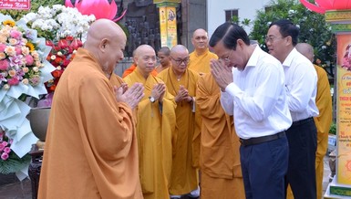 Hòa thượng Thích Lệ Trang với Chủ tịch UBND TP.HCM Phan Văn Mãi tại tượng đài Bồ-tát Thích Quảng Đức - Ảnh: Bảo Toàn