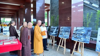 Đức Pháp chủ GHPGVN và ông Viện trưởng Viện Kiểm sát Nhân dân Tối cao Lê Minh Trí xem lại những bức ảnh báo chí phản ánh trung thực sự kiện Bồ-tát Thích Quảng Đức vị pháp thiêu thân, trưng bày tại triển lãm.