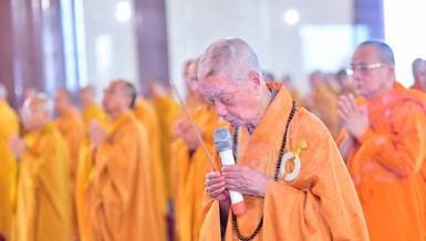 Trưởng lão Hòa thượng Thích Trí Quảng nguyện hương trước thời kinh cùng đại chúng trước Phật đài trong chánh điện Học viện Phật giáo VN tại TP.HCM.