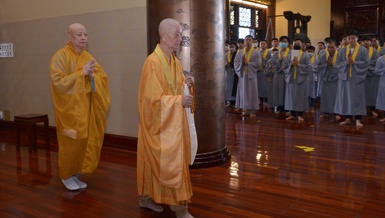 Hòa thượng Viện chủ quang lâm hướng dẫn lễ quy y Tam bảo tại chánh điện chùa Huê Nghiêm - Ảnh: Bảo Toàn