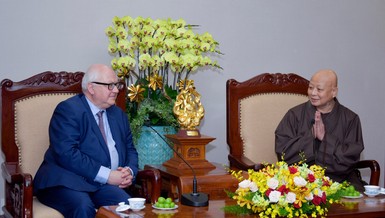 Hòa thượng Thích Lệ Trang tiếp ông Jean-Christophe Peaucelle - Cố vấn các vấn đề tôn giáo thuộc Bộ Ngoại giao và châu Âu Cộng hòa Pháp - Ảnh: Quảng Đạo/Báo Giác Ngộ