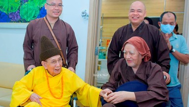 Chiều 28-10, Trưởng lão Hòa thượng Thích Đức Nghiệp vào tận bệnh viện đón Trưởng lão Hòa thượng Thích Trí Tịnh về chùa Vĩnh Nghiêm tịnh dưỡng sau thời gian khiếm an - Ảnh: Quảng Đạo/BGN