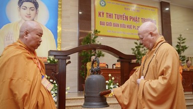 Hòa thượng Thích Lệ Trang, Trưởng ban Trị sự GHPGVN TP.HCM, Chánh Chủ đàn cử báo chúng cho kỳ khảo hạch theo thanh quy thiền môn - Ảnh: BGN