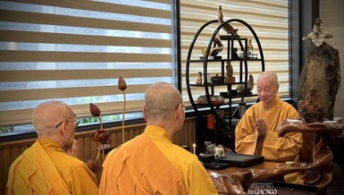 Hòa thượng Thích Quang Nhuận - Cố vấn Ban Tổ chức và Hòa thượng Thích Hải Ấn, Trưởng Ban Tổ chức Hội thảo “Thiền phái Liễu Quán: Lịch sử hình thành và phát triển” trình bạch lên Đức Pháp chủ GHPGVN