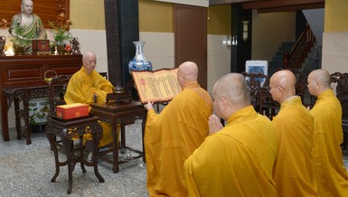 Hòa thượng Chánh Chủ đàn Thích Lệ Trang cung tuyên văn thỉnh Đức Pháp chủ, Chứng minh đạo sư GHPGVN TP.HCM - Ảnh: Yên Hà/BGN