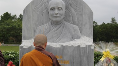 Trước phù điêu phác thảo chân dung Trưởng lão Hòa thượng Thích Trí Quang tại không gian tưởng niệm nơi trà-tỳ ngài (nghĩa trang Công viên Vĩnh Hằng, Huế) - Ảnh: Quảng Điền