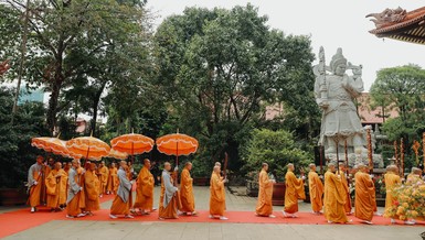 Cung thỉnh chư tôn đức giới sư Tăng quang lâm 