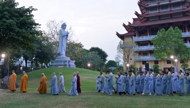 Hữu nhiễu tôn tượng trong tiếng niệm hồng danh của Ngài...