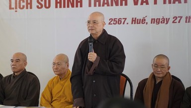 Hòa thượng Thích Huệ Phước trả lời báo chí về Lễ tảo tháp tại bảo tháp Tổ sư Thiệt Diệu Liễu Quán do Ban Trị sự GHPGVN tỉnh Thừa Thiên Huế đảm trách - Ảnh: BTV