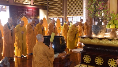 Chư Tăng tham dự Lễ khai kinh Dược Sư ngày mồng 3 Tết tại chánh điện chùa Huê Nghiêm - TP.Thủ Đức - Ảnh: Bảo Toàn/BGN