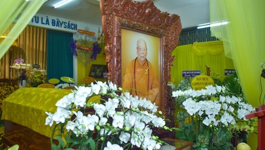 Di ảnh và kim quan Trưởng lão Hòa thượng Thích Hiển tu tôn trí tại giảng đường Chánh Trí thuộc chùa Phật Học Xá Lợi - Ảnh: Quảng Đạo/BGN