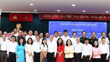 Lãnh đạo TP.HCM với lãnh đạo các cơ quan báo chí, phóng viên tiêu biểu tại buổi họp mặt chiều 7-3-2024