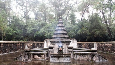 Tháp Tổ sư Liễu Quán (1670-1742), vị khai sáng Thiền phái ảnh hưởng lớn đối với Phật giáo ở Đàng Trong - miền Nam, từ thế kỷ XVIII cho tới nay