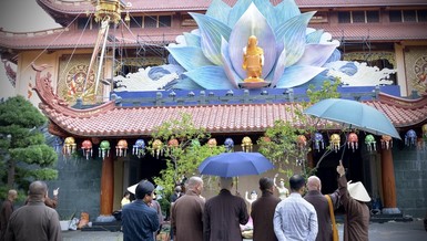 Khảo sát lễ đài Phật đản tại Việt Nam Quốc Tự